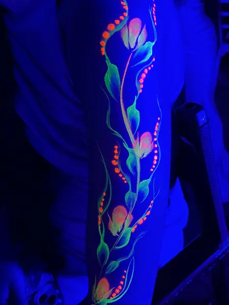 Maquillaje flúor de tulipanes en el brazo