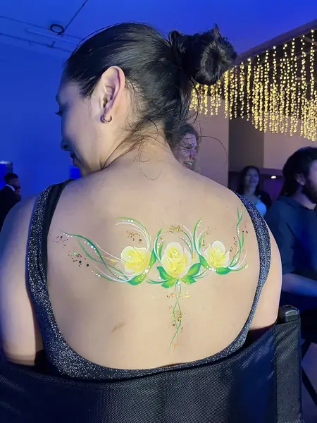 Maquillaje glitter de rosas amarillas en la espalda