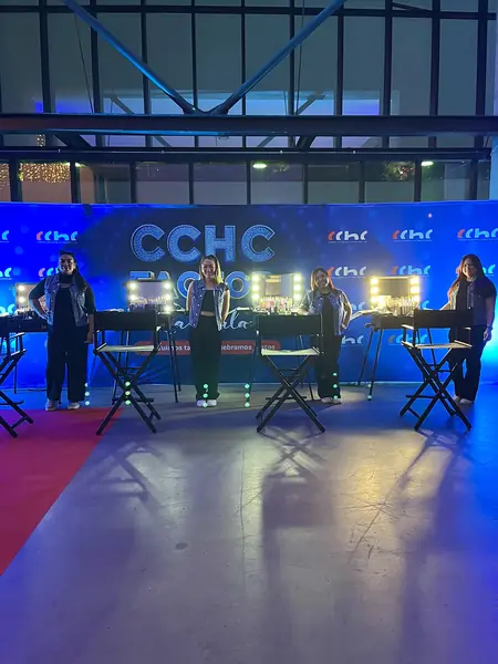 Cuatro stands de glitter bar con espejos iluminados en un evento de empresa