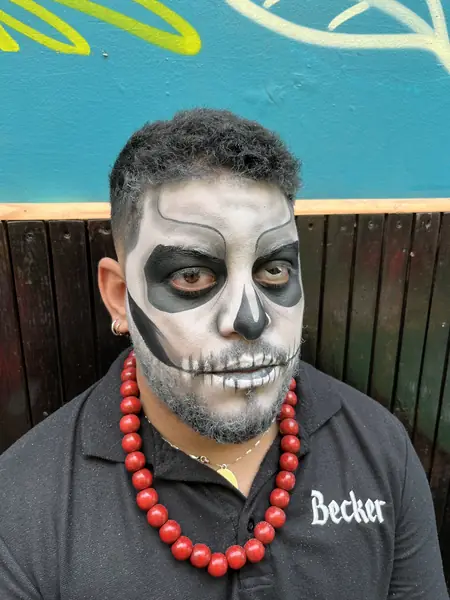 Maquillaje de calavera sobre barba en un hombre