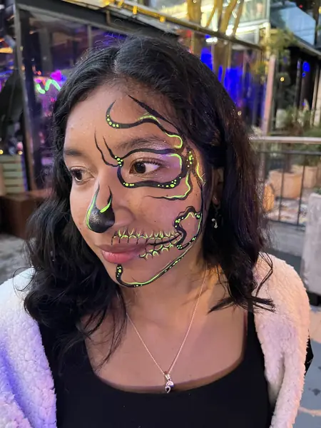 Maquillaje de calavera de líneas negras y verde neón