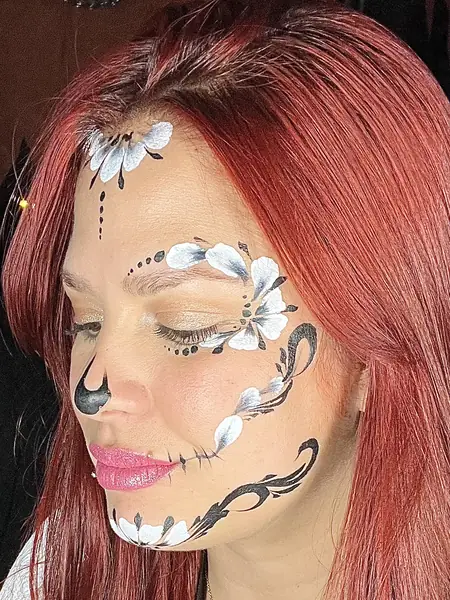 Maquillaje de catrina floral en blanco y negro, de 1/4 de rostro