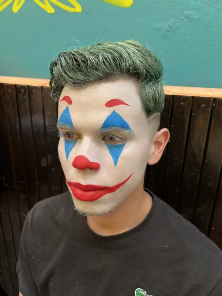 Maquillaje del Joker con rombos azules y sonrisa roja