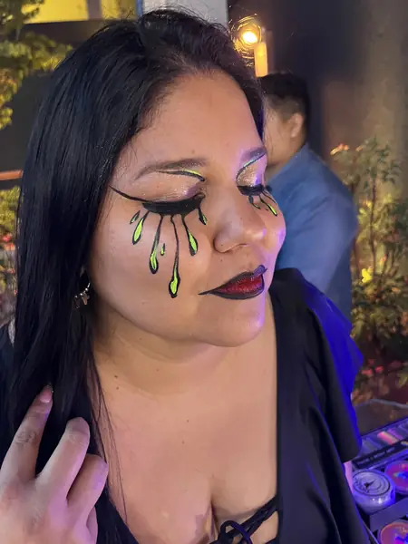 Maquillaje de Halloween con lágrimas negras y verde neón en los ojos