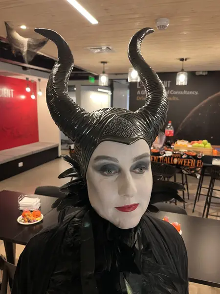 Maquillaje de Maléfica con cuernos en una fiesta de Halloween de empresa