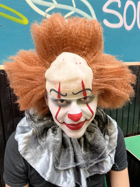 Maquillaje de Pennywise con peluca naranja en un adulto