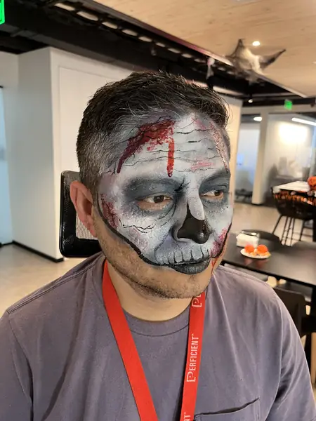 Maquillaje de calavera zombie con herida en la frente, fiesta de Halloween de empresa