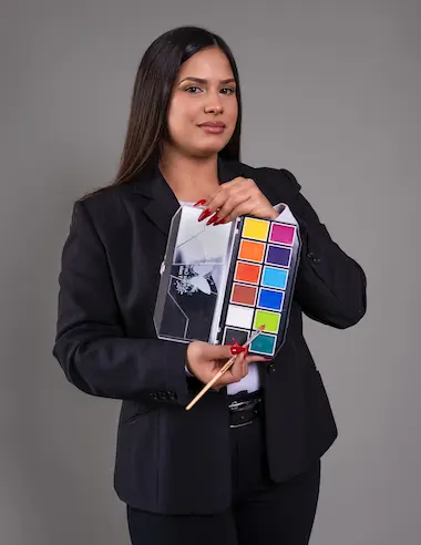 Lorena Sambrano con paleta Aquacolors — pinturas hipoalergénicas y veganas