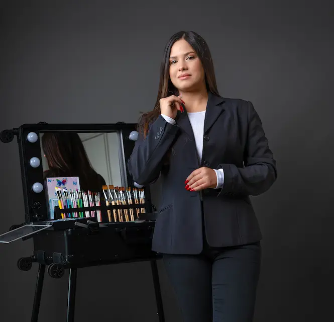Lorena Sambrano — maquilladora artística, empresaria y formadora en Santiago