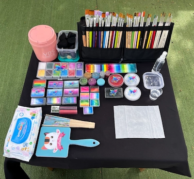 Kit pinta caritas desplegado — pinceles, pinturas y accesorios profesionales
