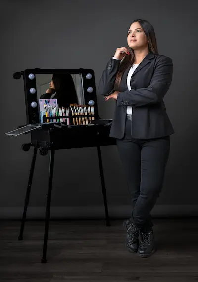Lorena Sambrano con su maleta profesional — formadora de maquilladoras artísticas en Santiago