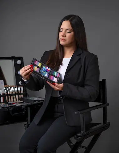 Lorena Sambrano mostrando sus pinceles profesionales de face painting