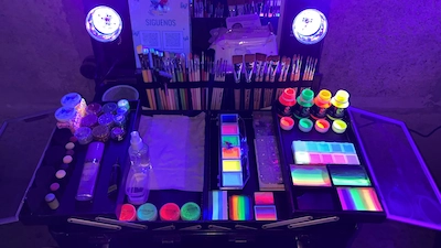 Setup pinta caritas fluor con pinturas neón bajo luz ultravioleta Santiago