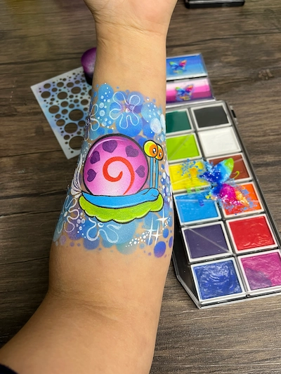 Arte en piel — diseño pintado a mano con pinturas Aquacolors