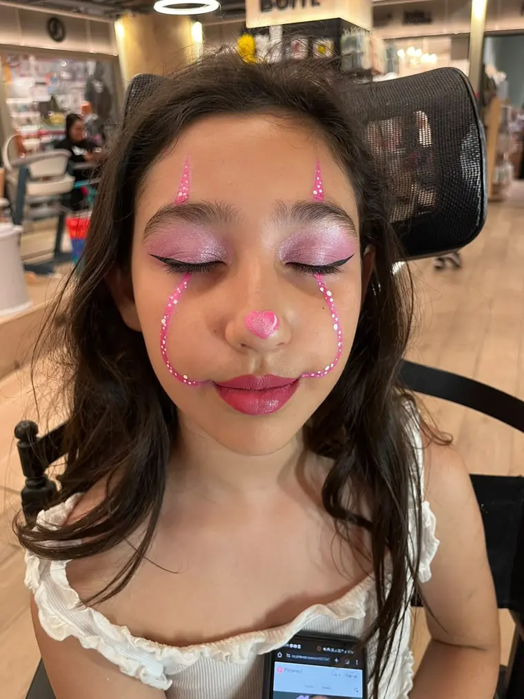 Maquillaje glitter rosado en ojos y pómulos, diseño de Lorena Sambrano
