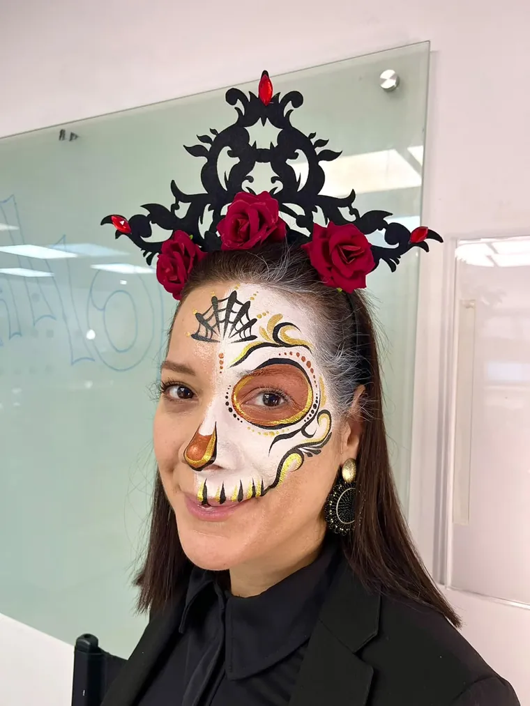Maquillaje de catrina para Halloween en un evento de empresa en Santiago, diseño de Lorena Sambrano