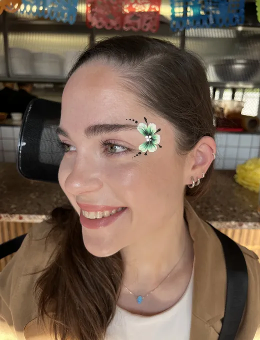 Diseño floral discreto en la mejilla — opción minimalista para matrimonios en Santiago