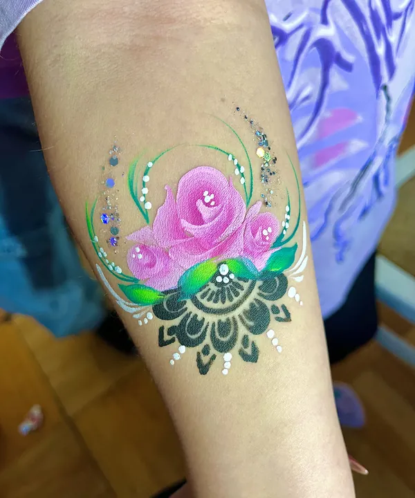 Diseño de rosa y mandala en brazo — maquillaje artístico para matrimonios en Santiago