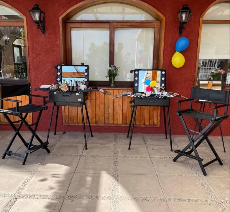 Stands profesionales de maquillaje listos para una fiesta de Navidad de empresa